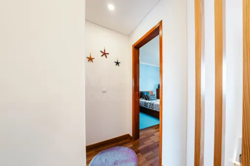 Moradia exclusiva com piscina aquecida, suite, garagem e jardim deslumbrante