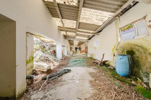 Moradia inserida num amplo terreno com 4.730 m²