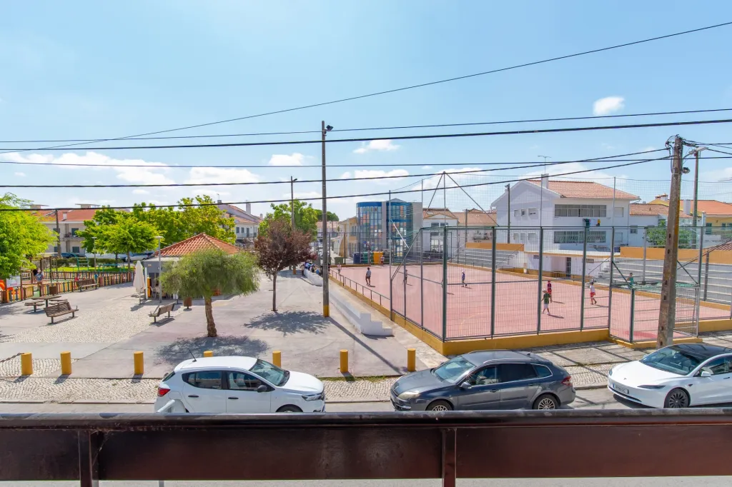 4-Bedroom House in Downtown Samora Correia