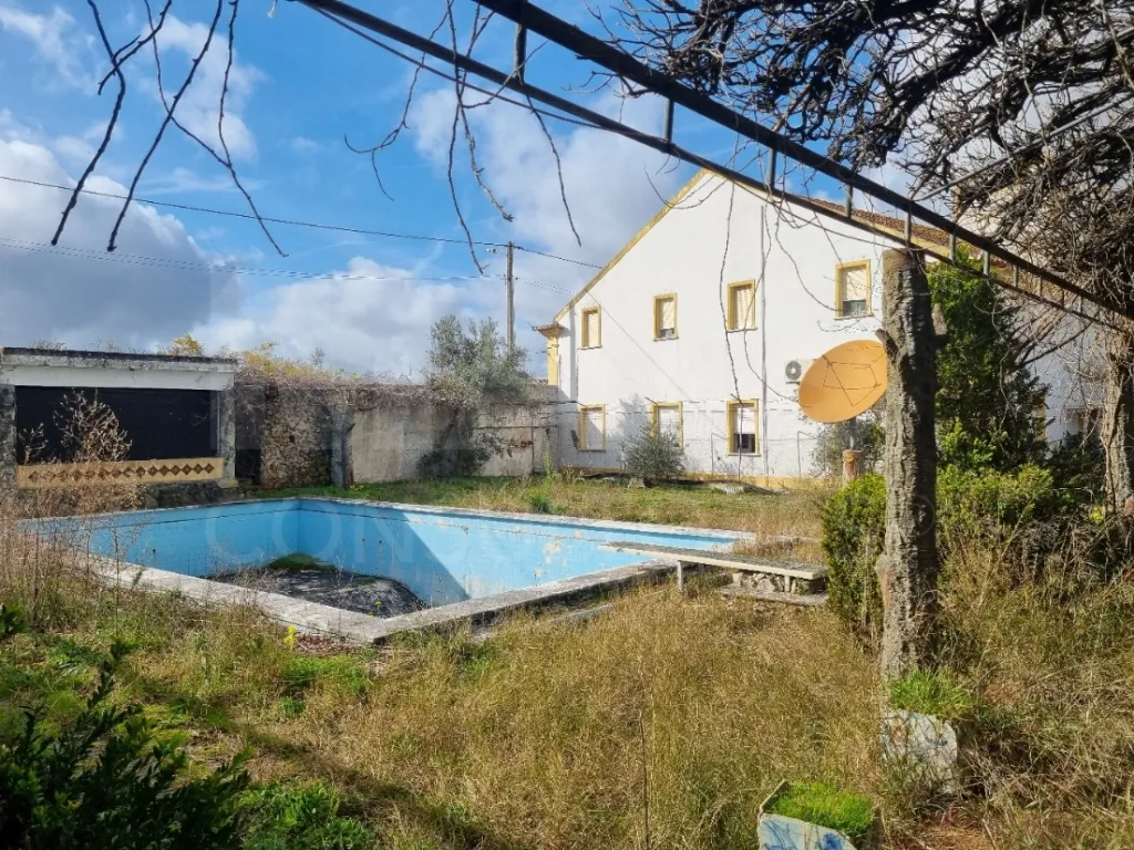 Moradia T4 com piscina, no centro da  Concavada em Abrantes