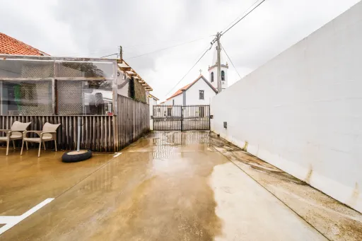 Loja com 102m2 | Logradouro de 170m2 | 2023