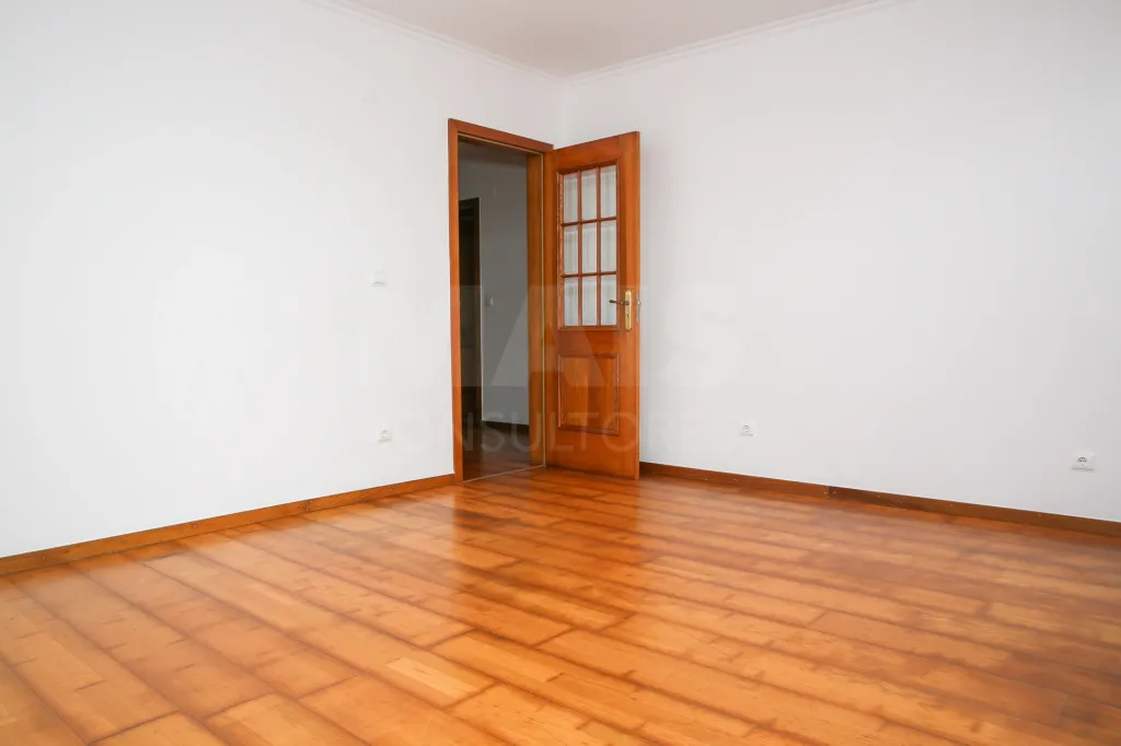 Amplitude e Conforto no Centro de Sobral de Monte Agraço Apartamento T2 Com Terraço