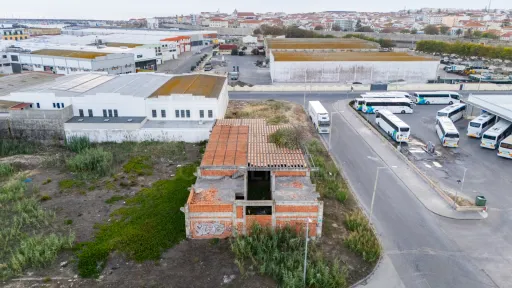 Terreno Urbano 800 m² com Infraestruturas — Zona Industrial de Peniche