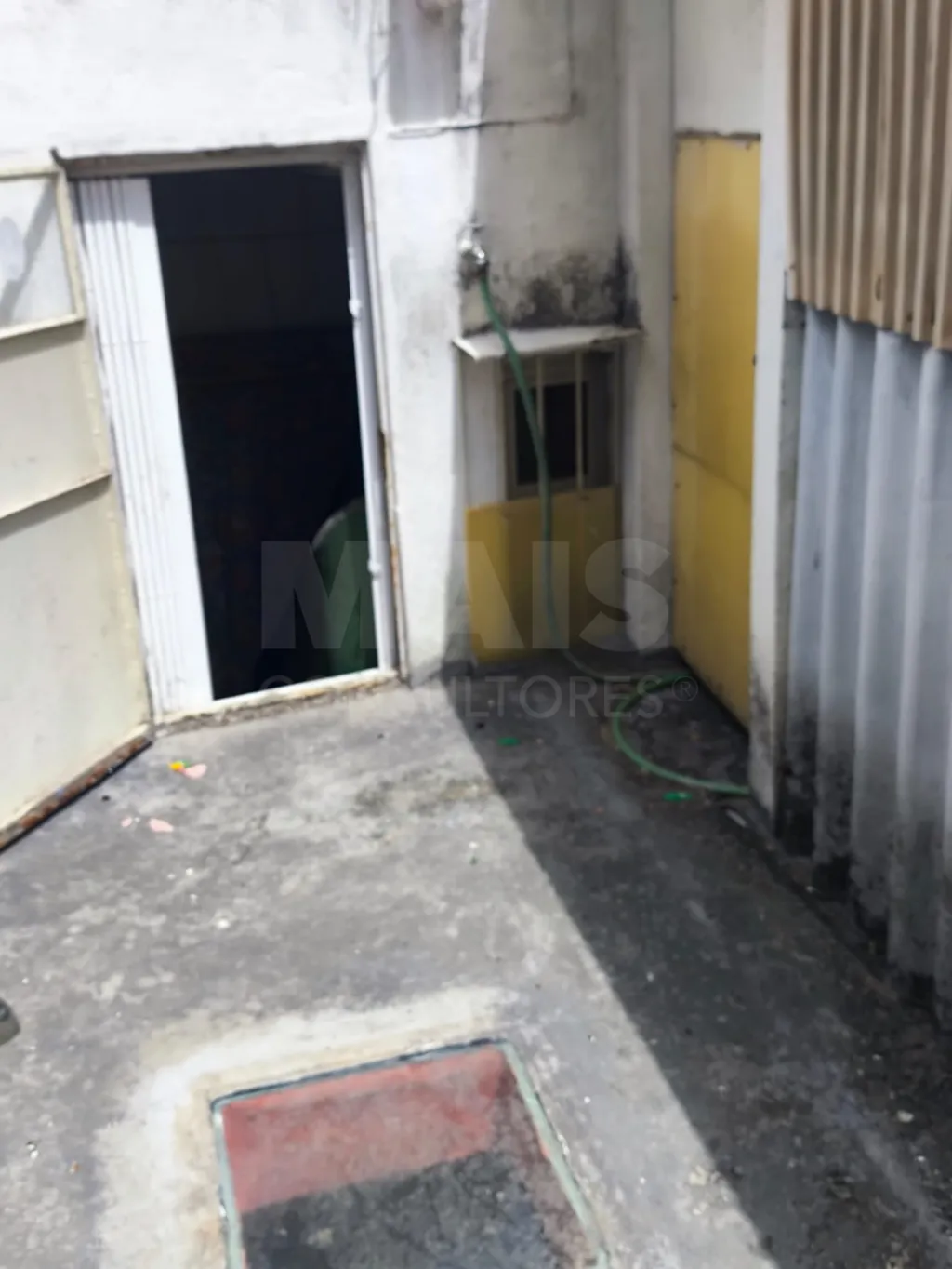 Moradia com garagem para reconstrução centro de Sacavém
