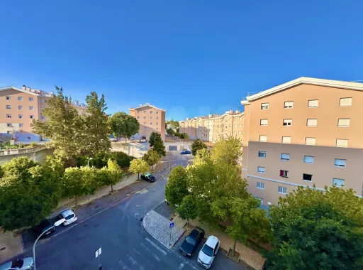 T2 na Alta de Lisboa com Varandas, Estacionamento, Arrecadação e Elevador