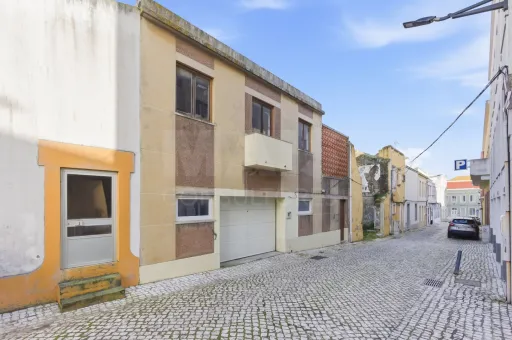 Dois prédios com 5 frações no centro de Peniche