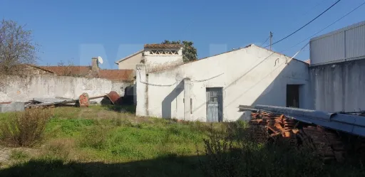 Moradia V 4 + Armazém + Casa Térrea de 45m2 em CASAIS ROMEIROS Santarém