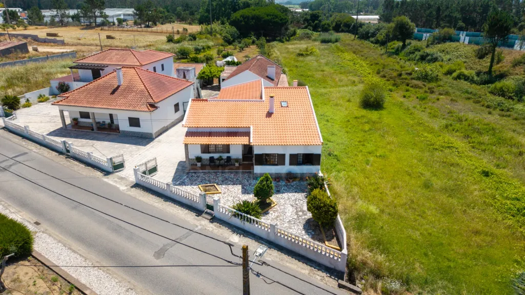 Moradia Térrea T4 em terreno de 2.605m2 em Olho Marinho