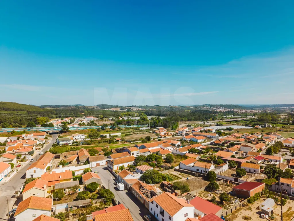 Lot with Plans for a 3-Bedroom House, Pool, Garage, and Garden in Olho Marinho, Óbidos