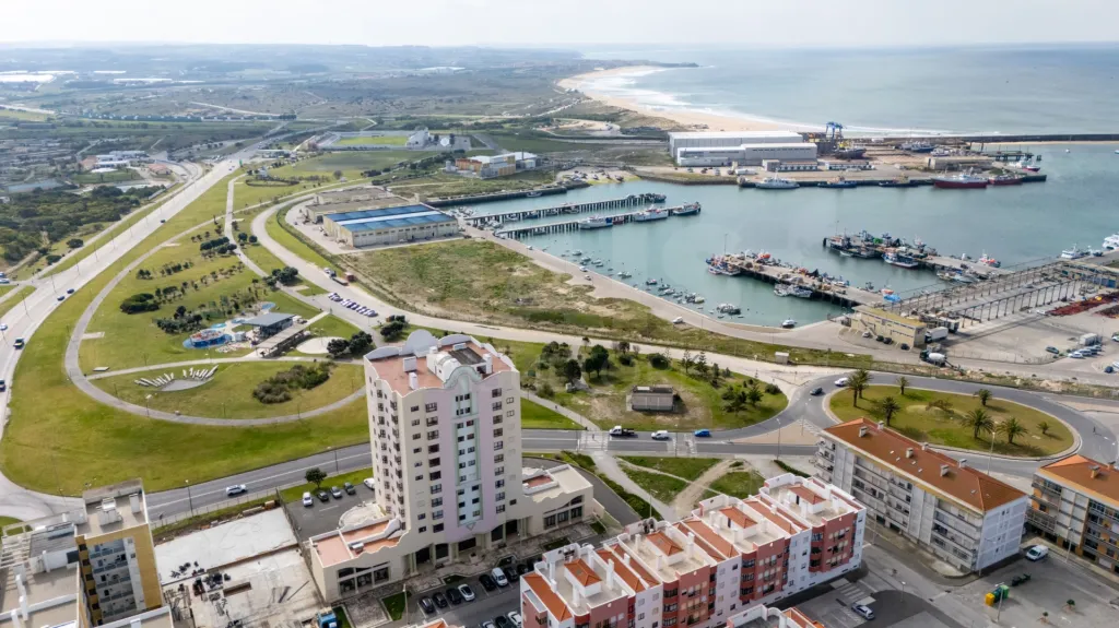Loja com 2 Pisos no Centro de Peniche — Uma Oportunidade Imperdível!