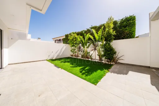 Moradia T3+2 Moderna com Vista Mar e Terraço Panorâmico