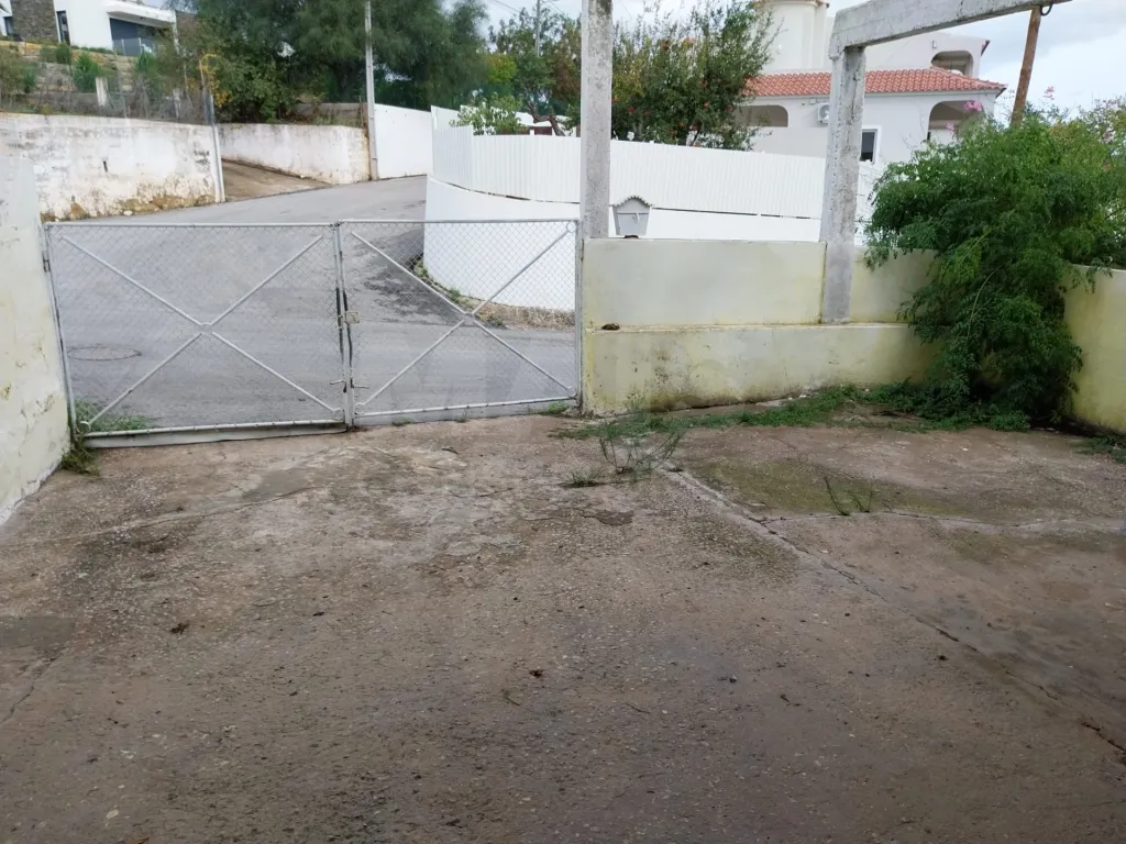 Moradia Bi Familiar para remodelar em Propriedade Horizontal