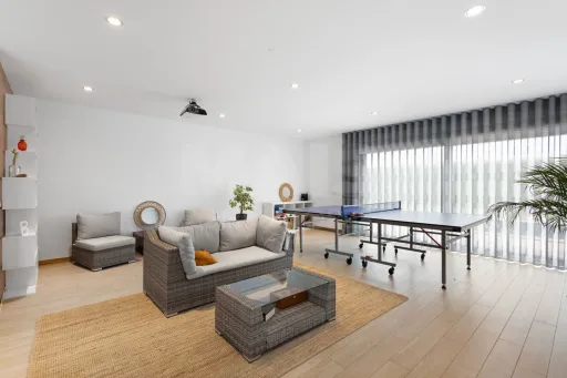 Deslumbrante Moradia T5 com Vista Mar, Piscina Privada e Excelente Exposição Solar