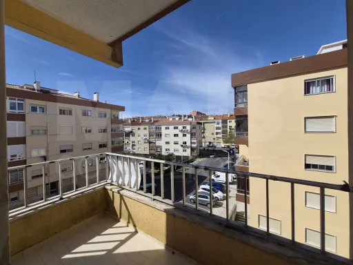 Apartamento de 3 Assoalhadas com Varanda na Serra da Mina