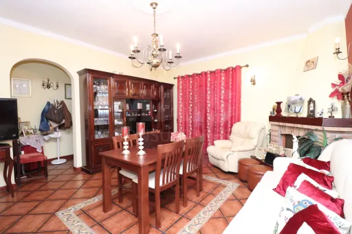 Moradia T1+2 isolada com Garagem na Branca