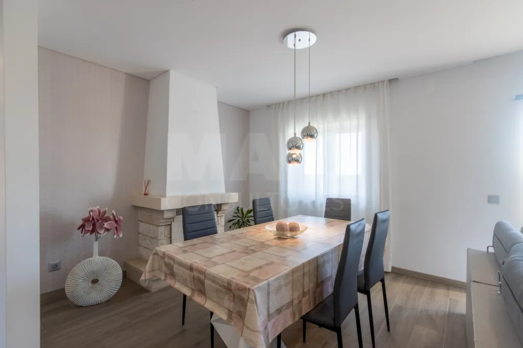 Propriedade com 3 apartamentos e piscina em Óbidos