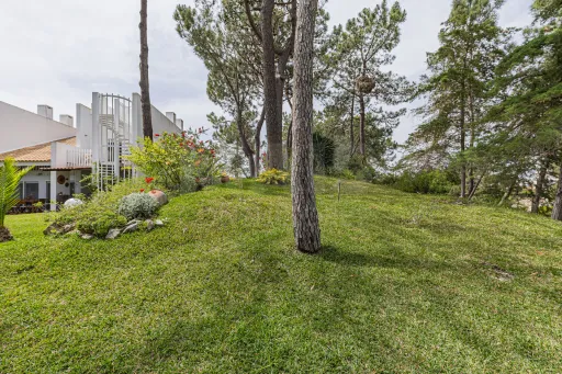 Moradia Contemporânea com terreno 700m2 em Soltroia – Próxima da Praia