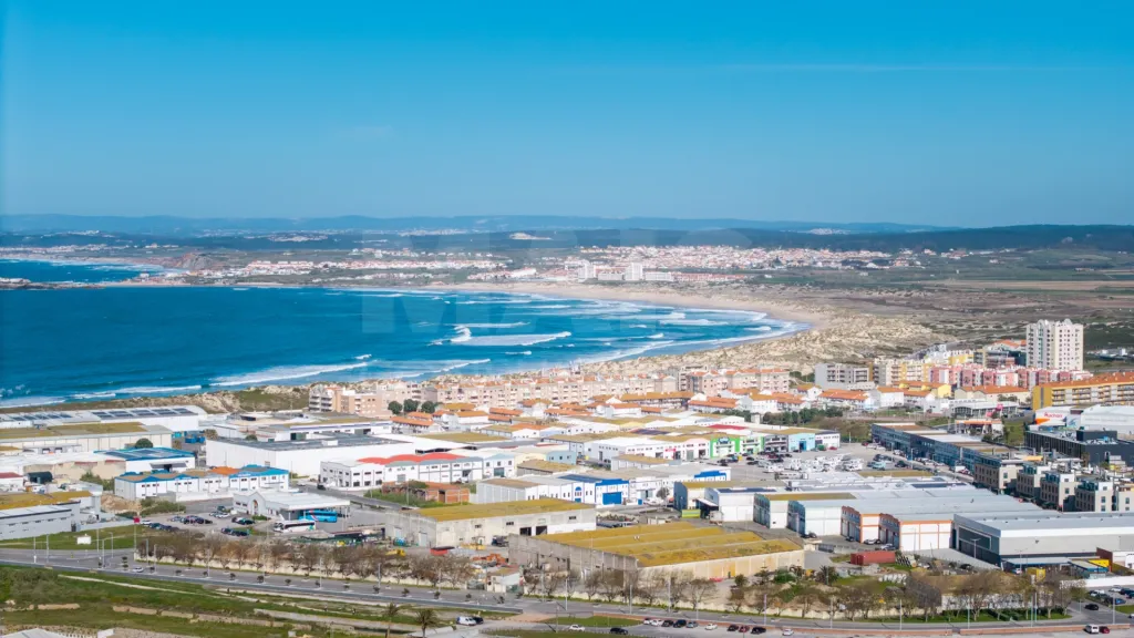 Apartamento T2 com varandas e arrecadação em Peniche