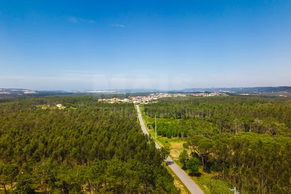 Moradia Térrea c/ piscina, árvores de fruto e garagem a 7 minutos da cidade