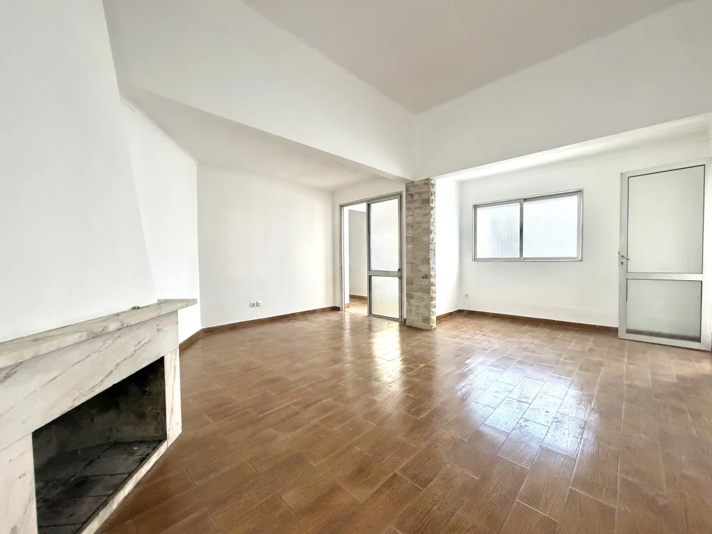 Apartamento T1+2 com terraço no centro de Samora Correia
