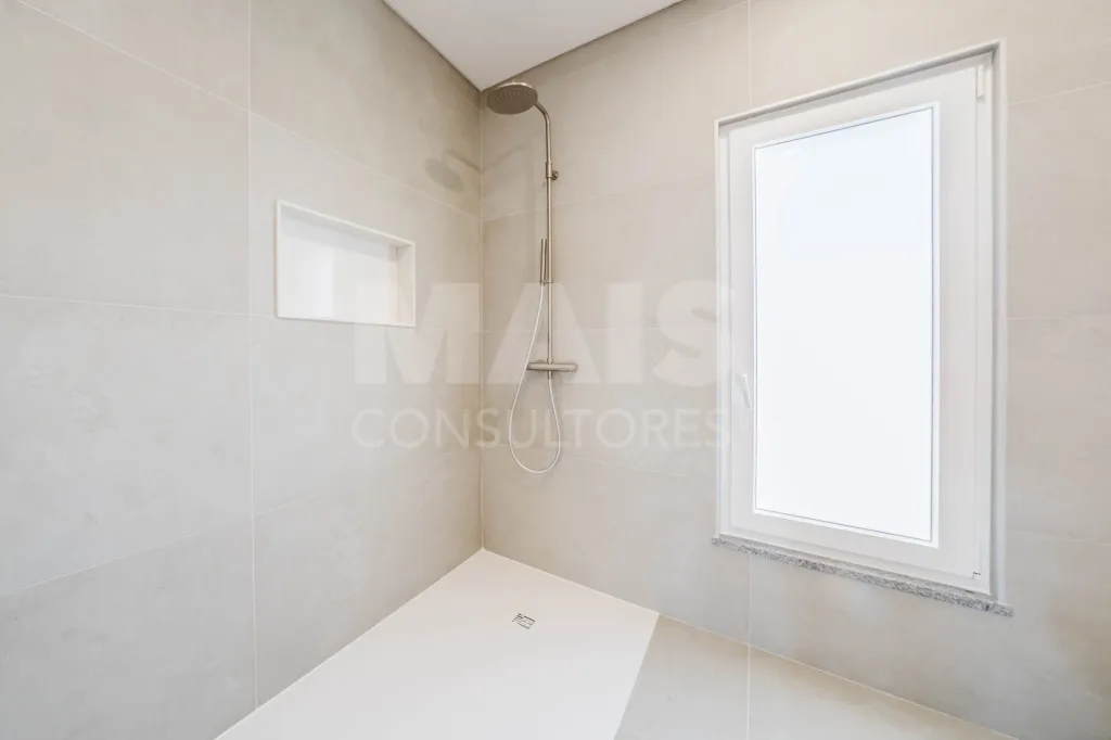 Moradia T3+1 Garagem, Logradouro e Vista Mar