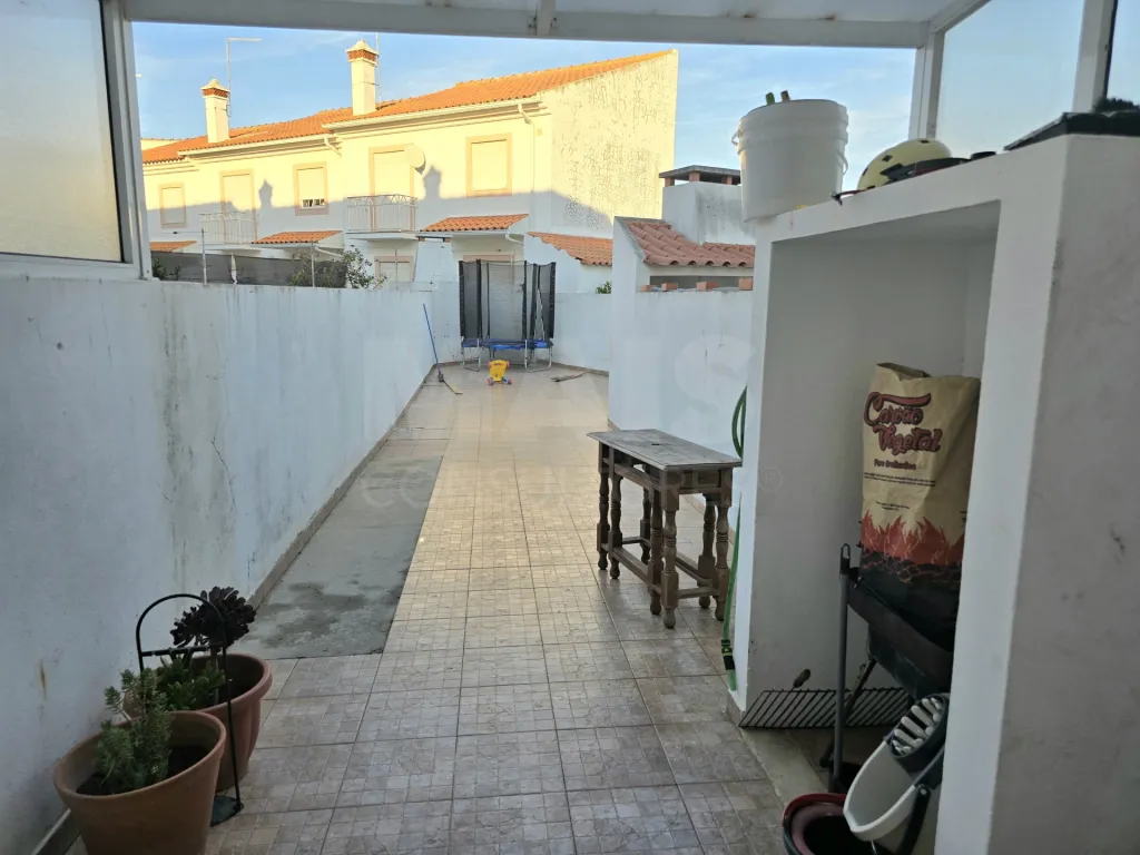 Moradia geminada T3 com garagem box e pátio de 60 M² | Alfeizerão