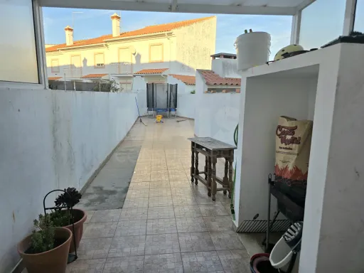 Moradia geminada T3 com garagem box e pátio de 60 M² | Alfeizerão
