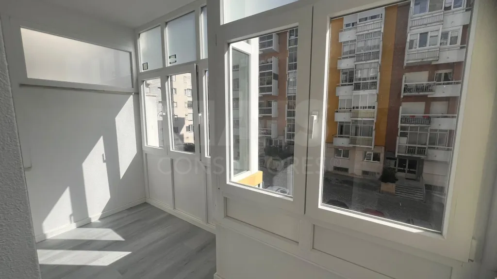 T2 Remodelado com Varanda em Oeiras