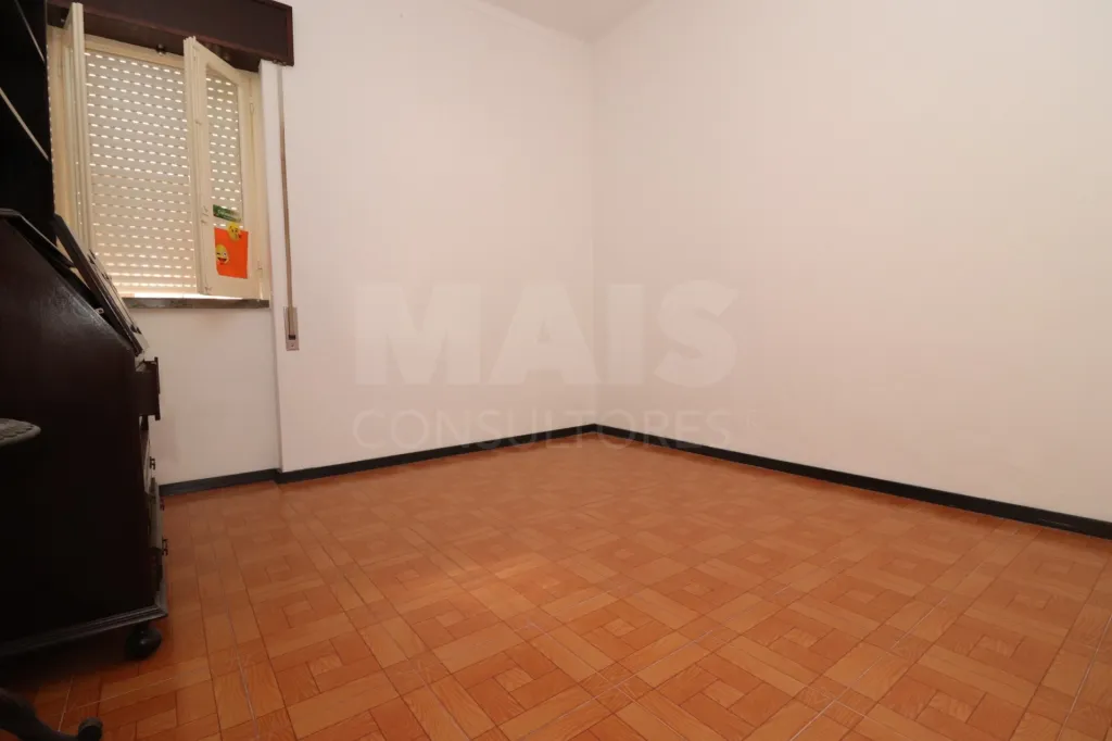 2-Bedroom Ground-Floor Apartment with Patio in Porto Alto