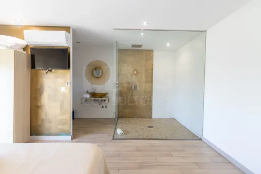 Propriedade com 3 apartamentos e piscina em Óbidos