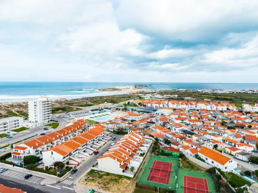 Apartamento T2 com Sótão e Varanda junto à Praia do Baleal