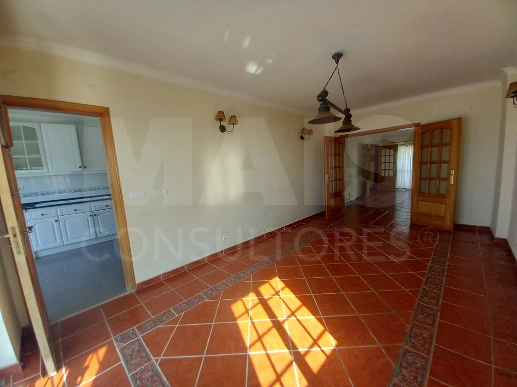 Moradia de 5 Assoalhadas em Ribamar C/ lote de 300m2 e Sótão amplo