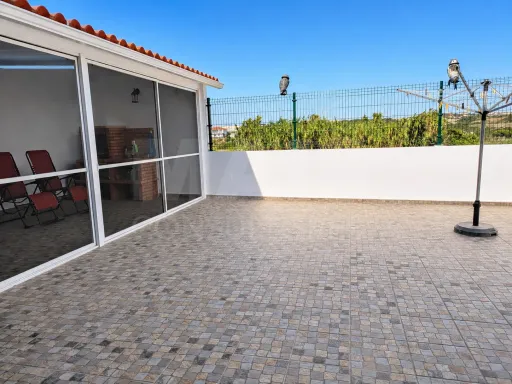 Moradia T3+1 pronta a habitar | Garagem fechada, pátio com churrasqueira e a 5 min das praias !