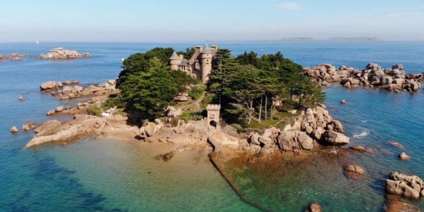Descubra a Ilha Encantada à Venda na Bretanha: Um Castelo Neogótico e Luxo num Paraíso Privado!