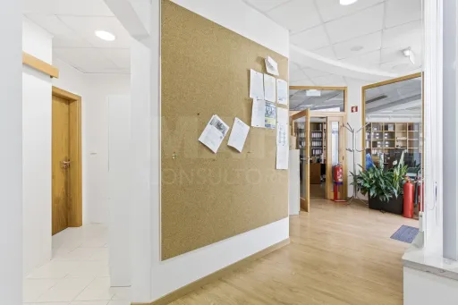 Prédio com 3 frações no centro de Peniche