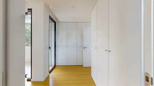 Moradia nova com piscina T4 em Linda a Velha