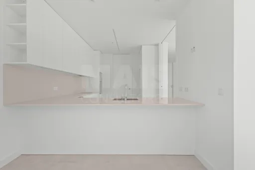 4-bedr. house on 2-hectare plot in Carvalhal