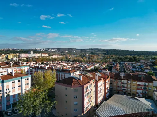 T2 Moderno, 3 frentes c/arrecadação | Queluz Ocidental