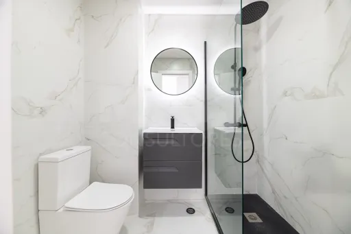 Apartamento T3 Remodelado em predio com 2 Elevadores no Barreiro junto à Avenida Bocage