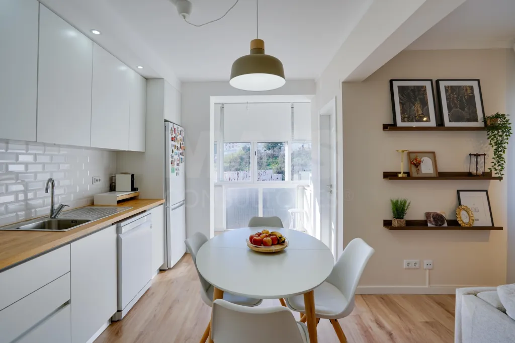 T2 Moderno, 3 frentes c/arrecadação | Queluz Ocidental