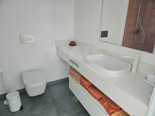 Moradia T4 térrea contemporânea com anexo T2 independente | Lote com 10.400 m² | Alvorninha