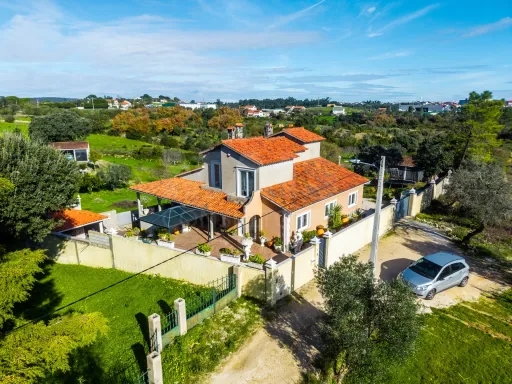 Moradia T6, c/ Suite, 3 Wc´s, 2 Salas, 2 Escritórios, Parqueamento Interior, Jardim, Churrasqueira, & Piscina !