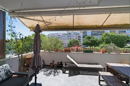 One-bedroom apartment with a terrace and garage in Linda a Velha