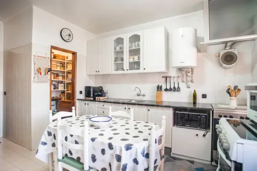2-Bedroom Apartment in the Heart of Cadaval – Comfort, Location, and Potential!