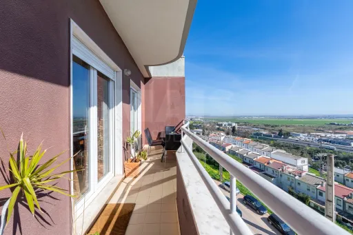 Apartamento T3 com box e vista rio em Vila Franca de Xira