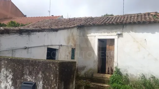 Invista no Seu Futuro — Moradia T2 com Terreno Urbano e Espaço Exterior