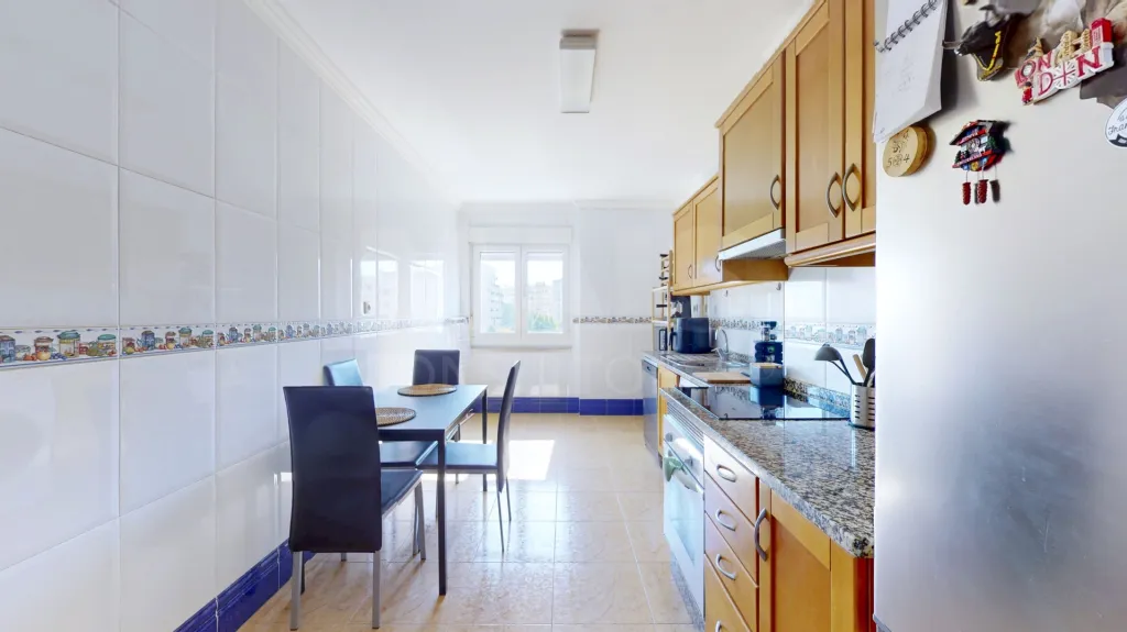 Apartamento T2 com parqueamento no Carregado