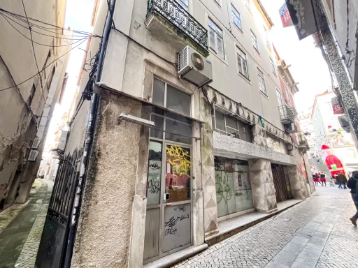 Prédio de uso Misto com 5 Pisos e 2 Frentes  na Baixa de Coimbra – 2 entrada independentes