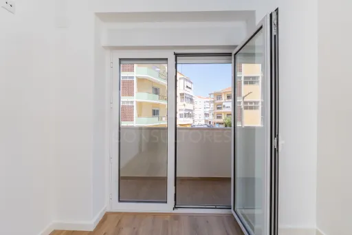 Apartamento T2 Totalmente Remodelado com Varanda no Coração de Alverca | Modernidade, Conforto e Localização de Excelência