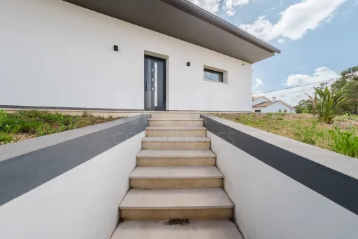 Moradia unifamiliar T3 com garagem em lote de 565m2 na Bidoeira de Cima